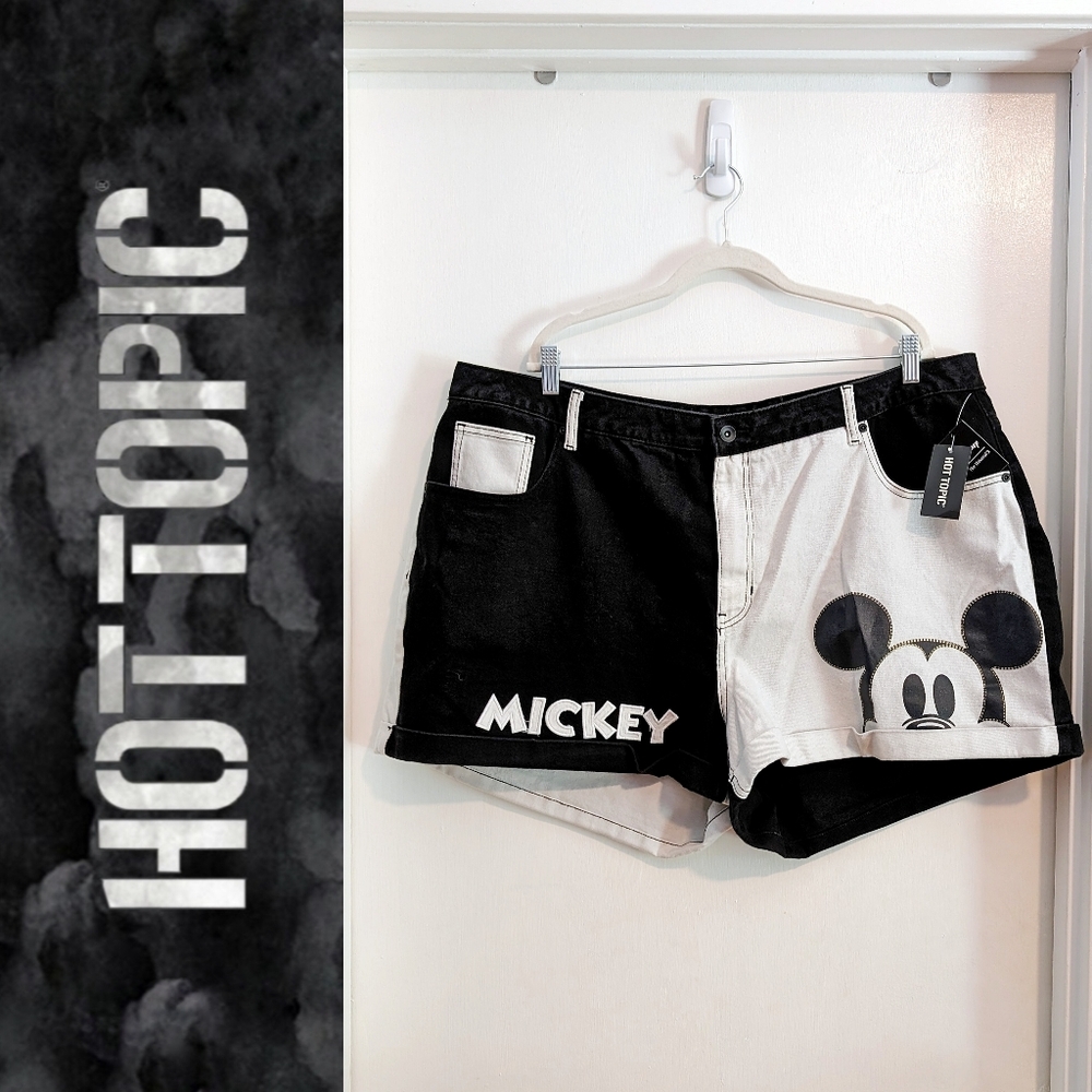 Disney Mickey Mouse Black and White Color Block Mom Shorts Plus Size 22 (XXL)